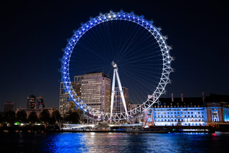 London Eye lights up with a bespoke moon design to celebrate Eid-Ul-Fitr!