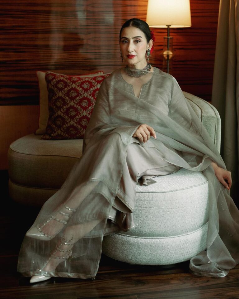 Manisha Koirala: From “Ilu Ilu Girl” to Bollywood Stardom!
