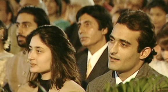 Bollywood star Kareena Kapoor reflects on effortless fashion and comfort at 42nd Filmfare Awards with Akshaye Khanna